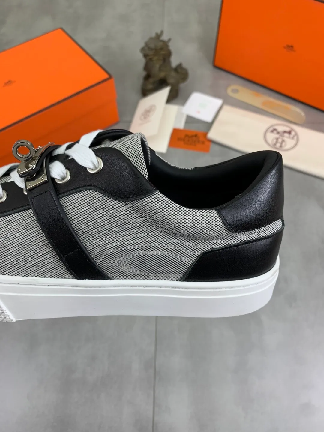 Men's men's shoes 💰P640 New Hermes top version Hermès classic couple style #𝐊𝐞𝐥𝐥𝐲 buckle casual white shoes skateboard shoes that will not conflict with shoes at all. Full of unknowns, Hermès rarely produces flat casual shoes and they are paired with classic palladium-plated Kelly shoe buckles! You'll fall in love with it at first sight. It's super versatile and can be worn with any skirt or pants. 🉑️Close your eyes and wear it. It's super noble. Fabric: Specific cowhide/canvas material. Lining: Sheepskin lining. Outsole: Original molded TPU outsole. Size: 35-45.